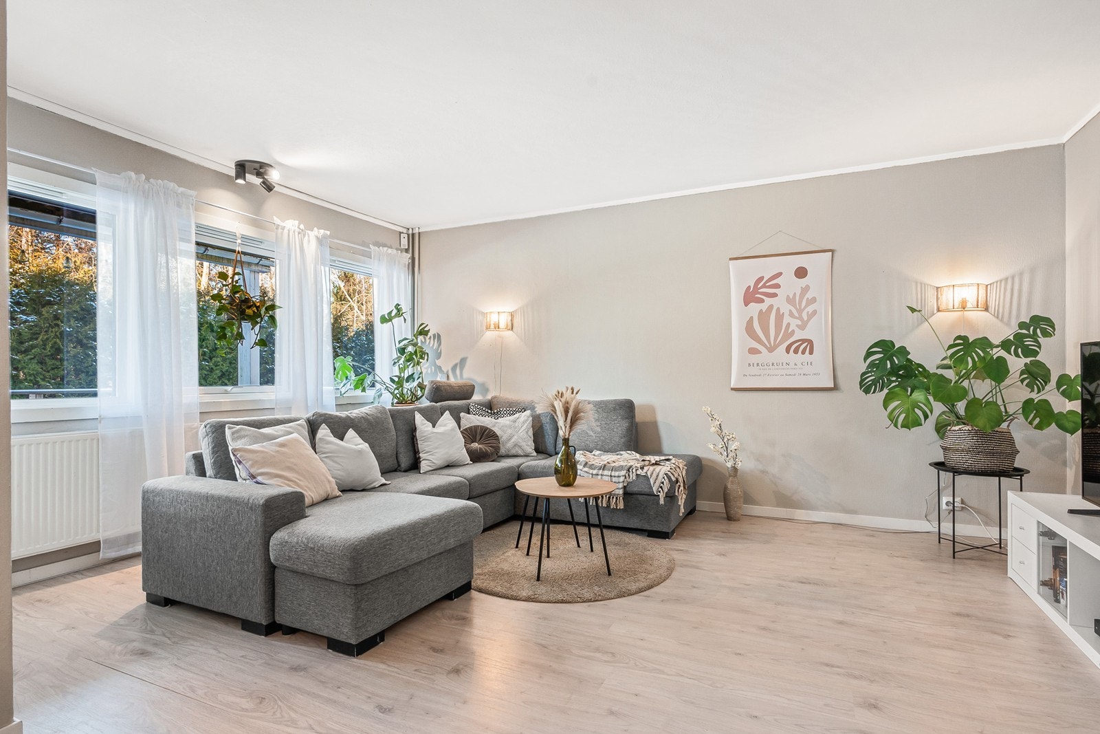 Det er gjennomgående 1-stavs laminatgulv og generelt vedlikeholdte overflater i boligen. Galleribilde