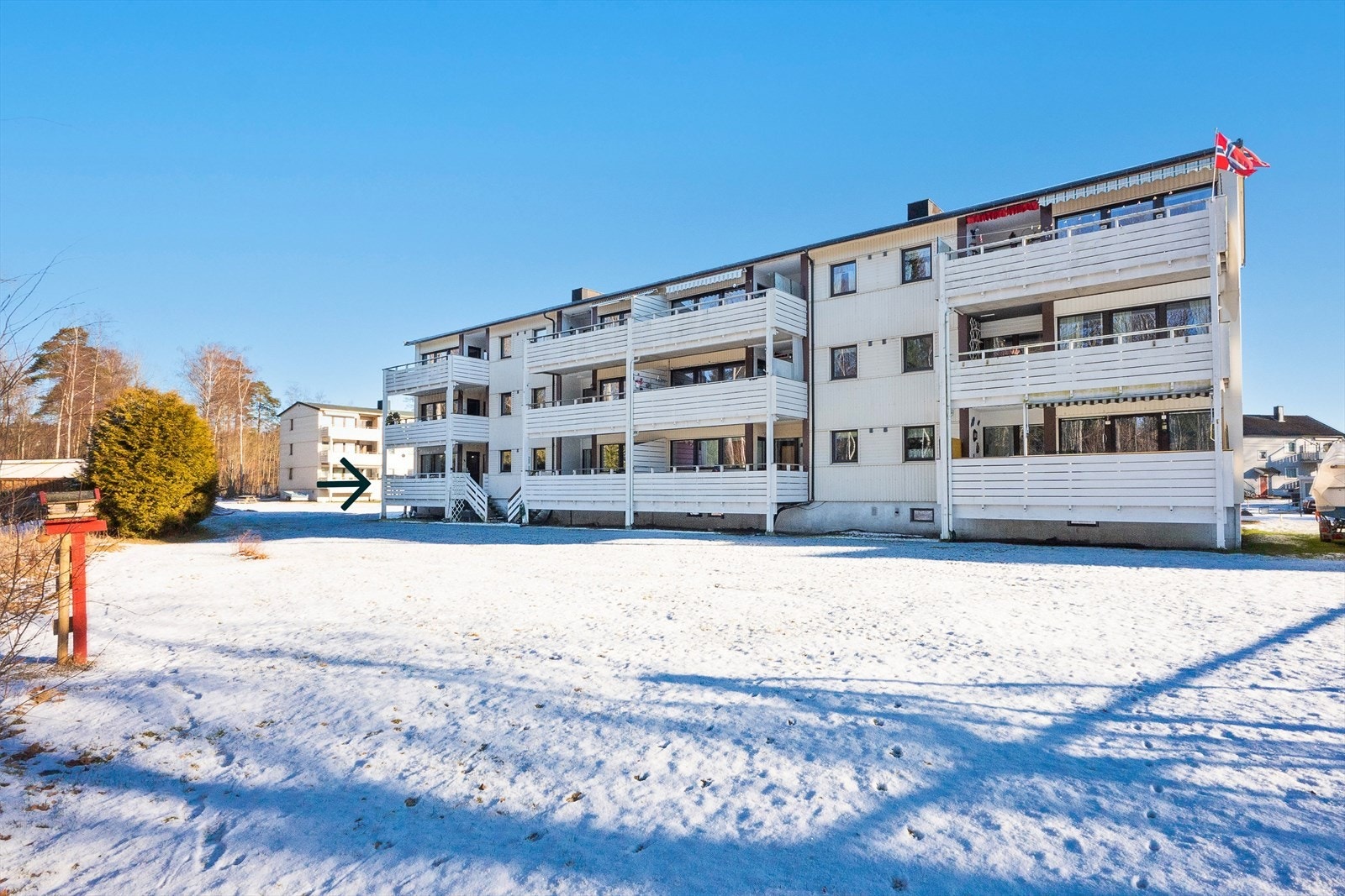 Boligen ligger i et tilbaketrukket og samtidig sentralt boligområde, med kort avstand til hverdagens behov. Galleribilde