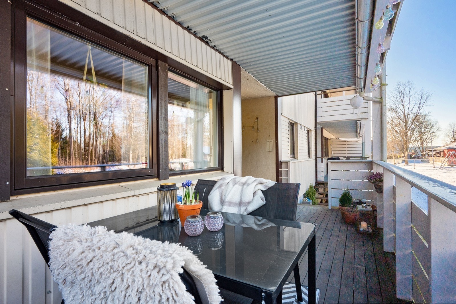 Her kan solen nytes hele dagen, med utsyn mot grønne fellesområder og skogområde. Galleribilde