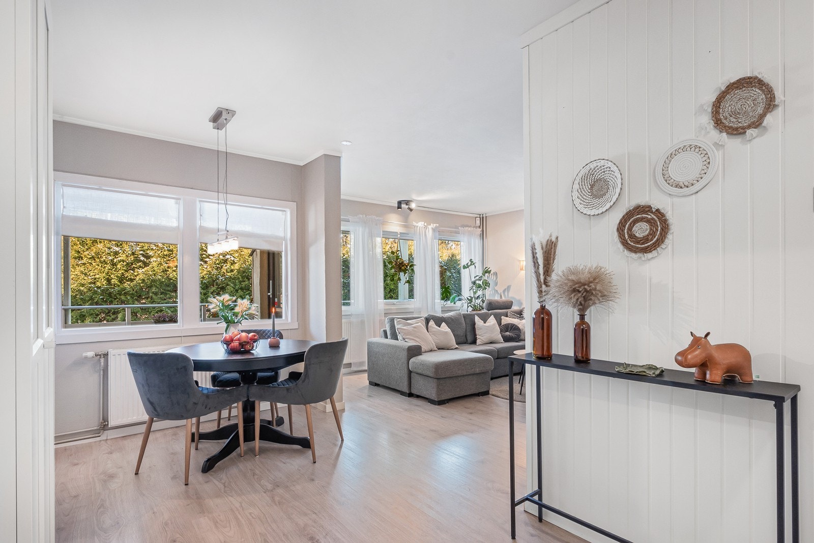 Planløsningen er luftig og åpen med flere store vindusflater og lyse fargevalg. Galleribilde