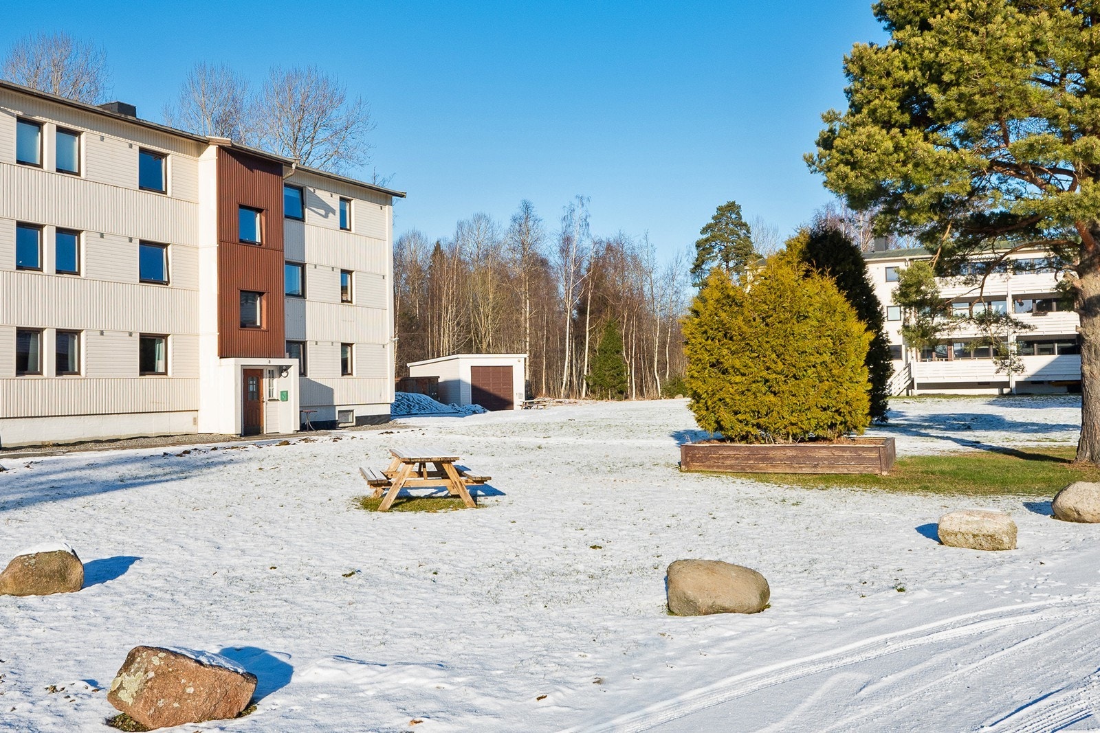 Leiligheten har enkel adkomst i 1. etasje via felles inngangsparti. Parkeringsplassene befinner seg på fremsiden av bygget. Galleribilde