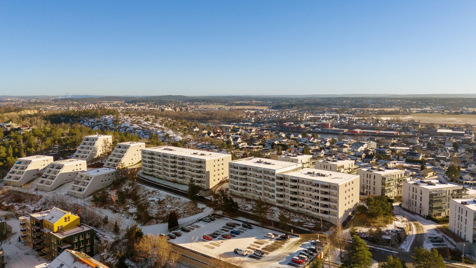 Det er gode tur- og rekreasjonsområder med blant annet Bingedammen, Brattliparken og Fredrikstadmarka rett i nærheten. Galleribilde