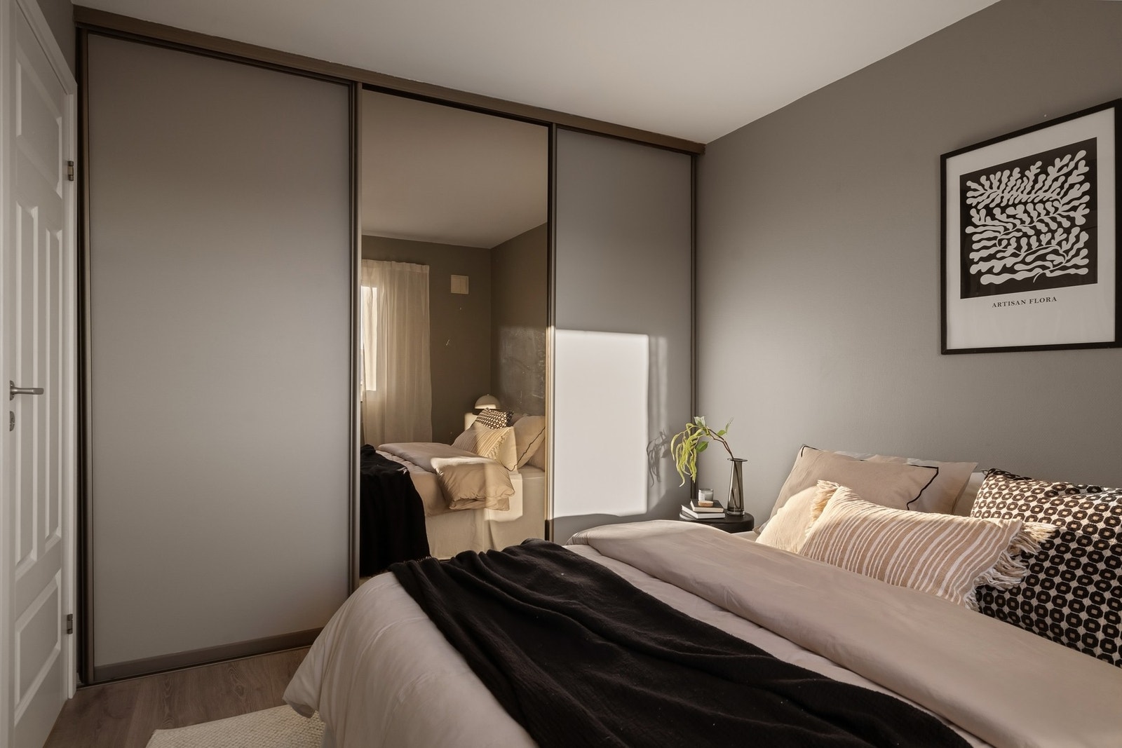 Her er det god plass til oppbevaring i skyvedørsgarderobe. Galleribilde