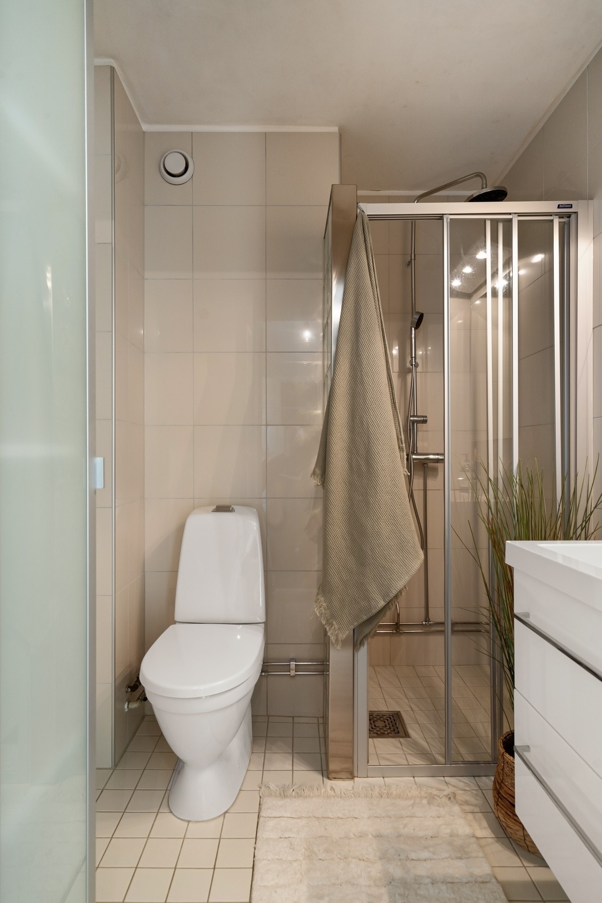 Det er elektriske varmekabler i gulvet. Galleribilde