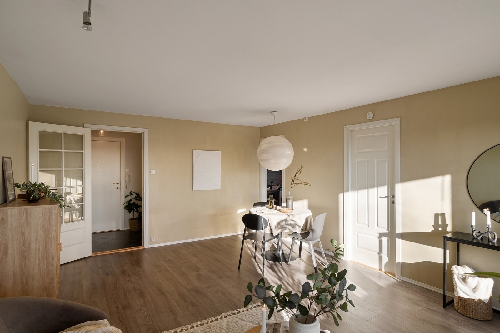 Leiligheten ligger i andre etasje og inneholder entré, bad, stue, soverom og kjøkken. Galleribilde