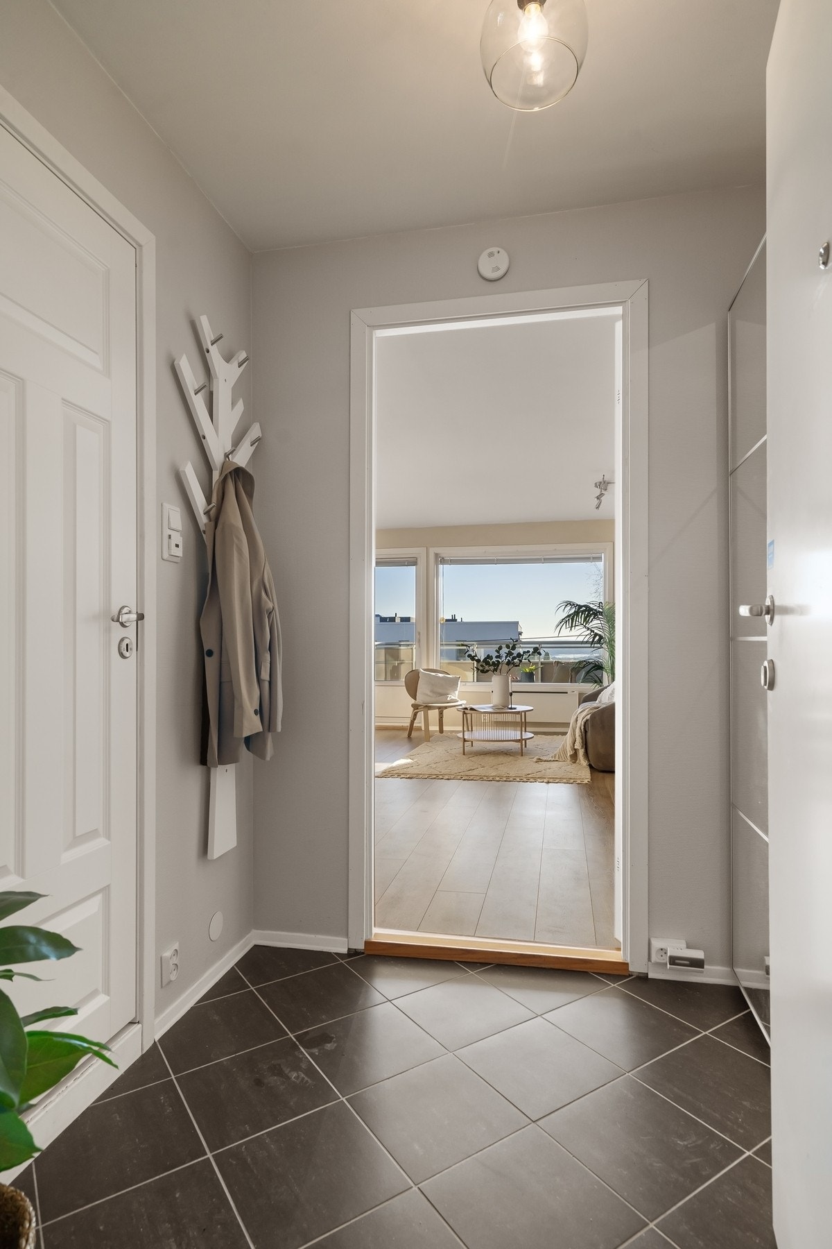 Velkommen inn! Her er det gode oppbevaringsmuligheter i skyvedørsgarderoben i gangen. Galleribilde