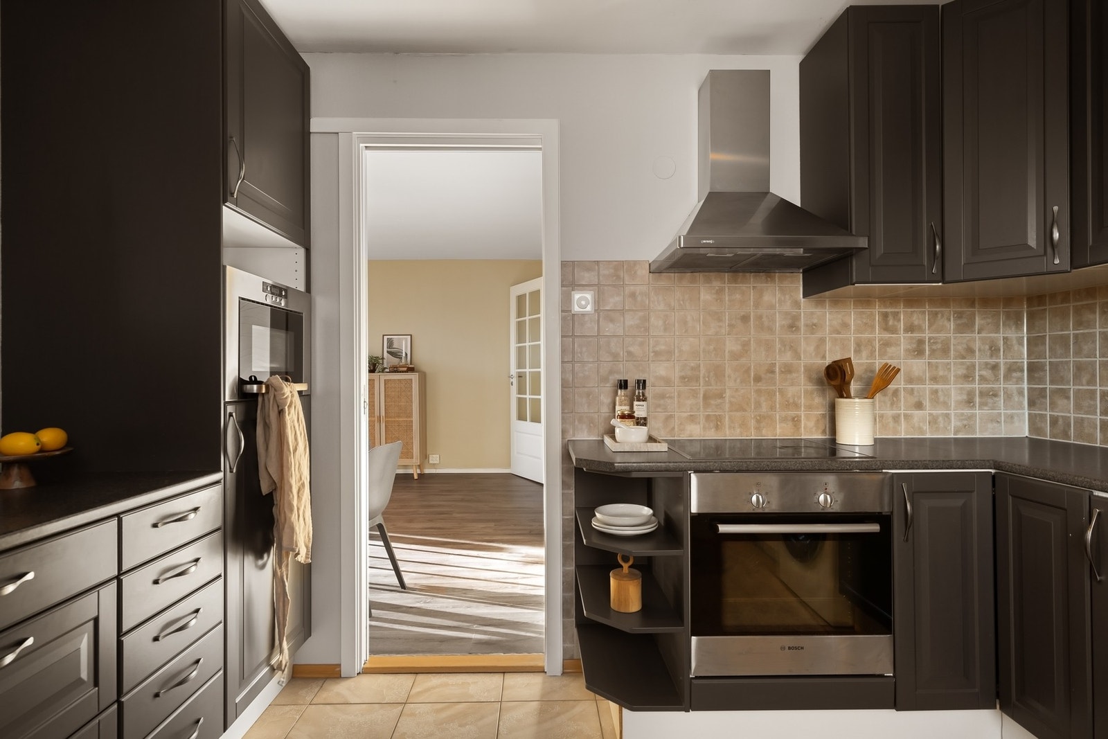 Pent kjøkken med profilerte fronter. Galleribilde