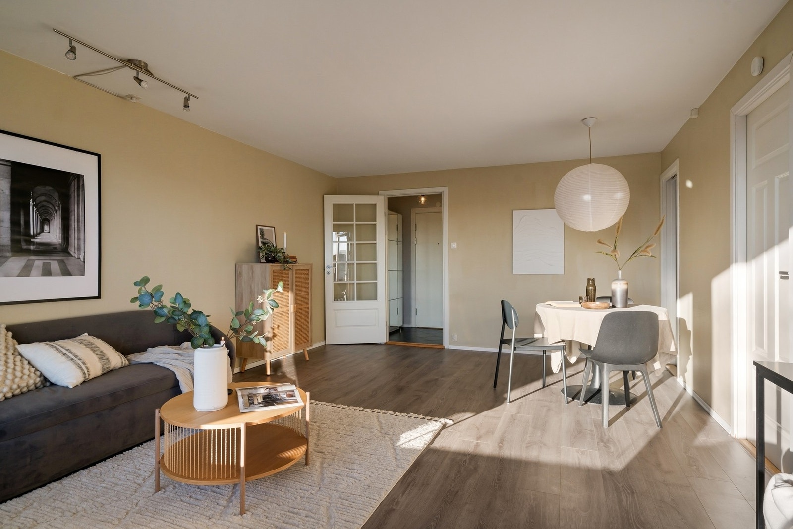 Romslig stue med plass til spisegruppe. Galleribilde