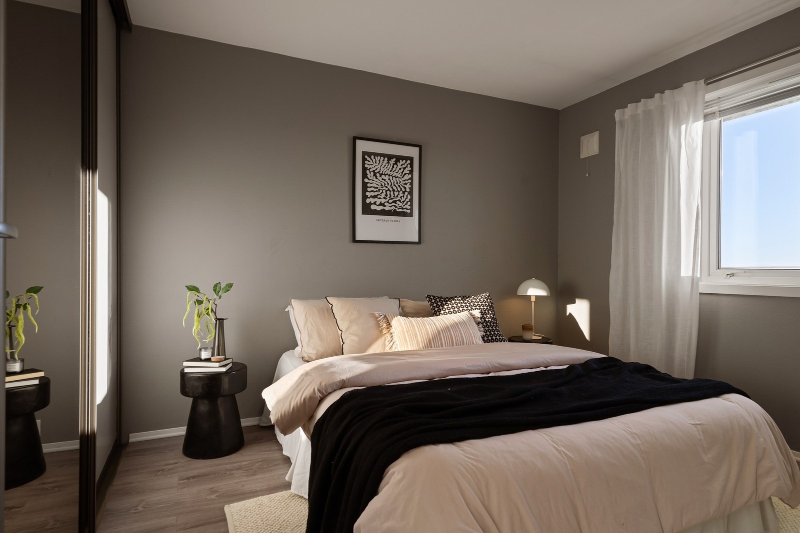 Soverom i behagelige farger med plass til dobbeltseng og nattbord. Galleribilde