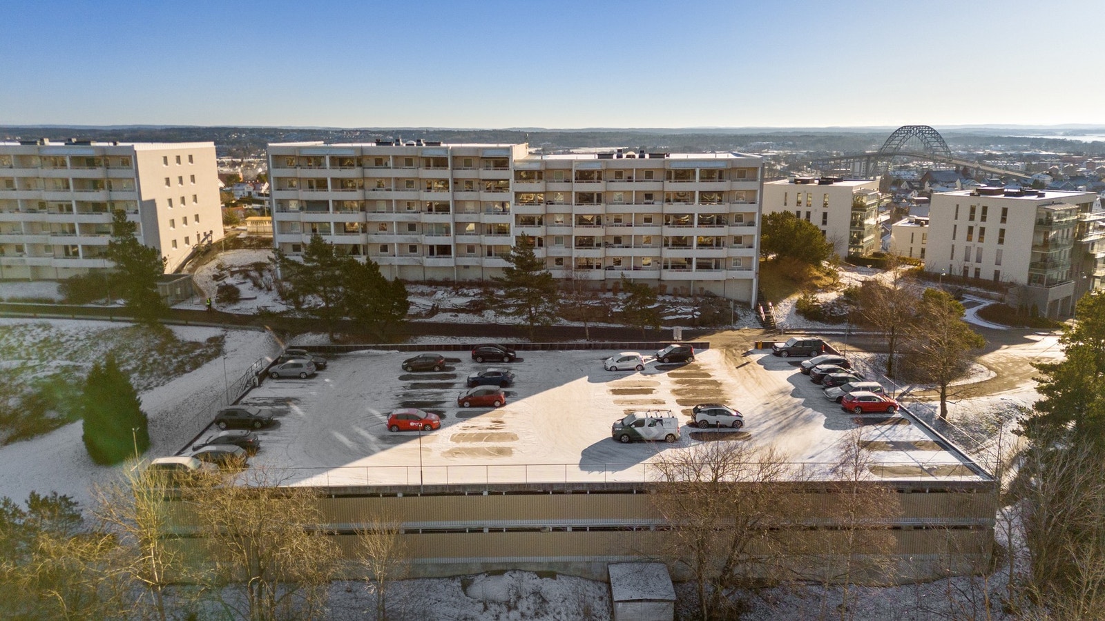 Det er biloppstillingsplass på felles utvendig parkeringsplass hvor det også er felles ladeanlegg. Galleribilde