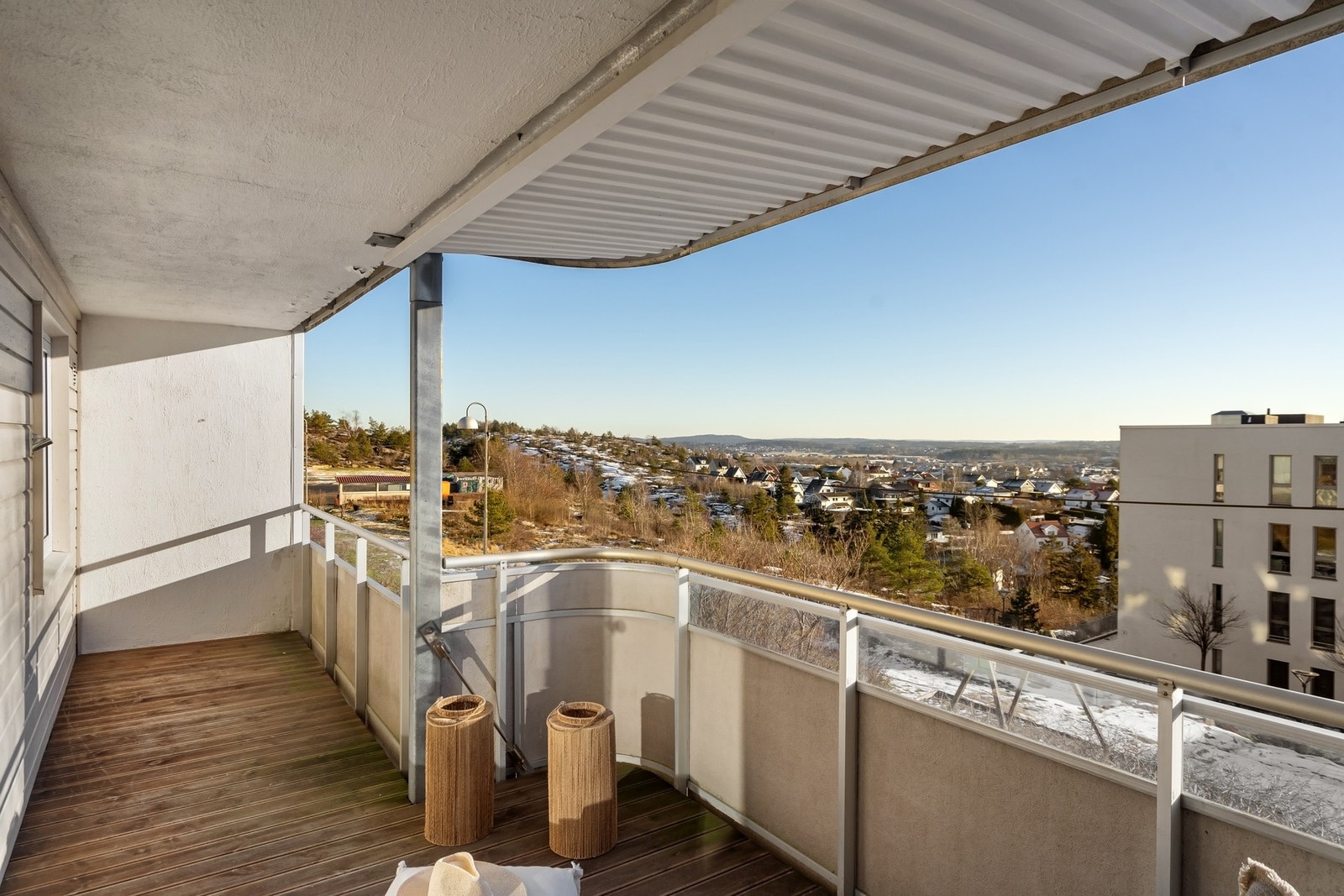 Fra stuen er det utgang til en overbygd balkong. Galleribilde