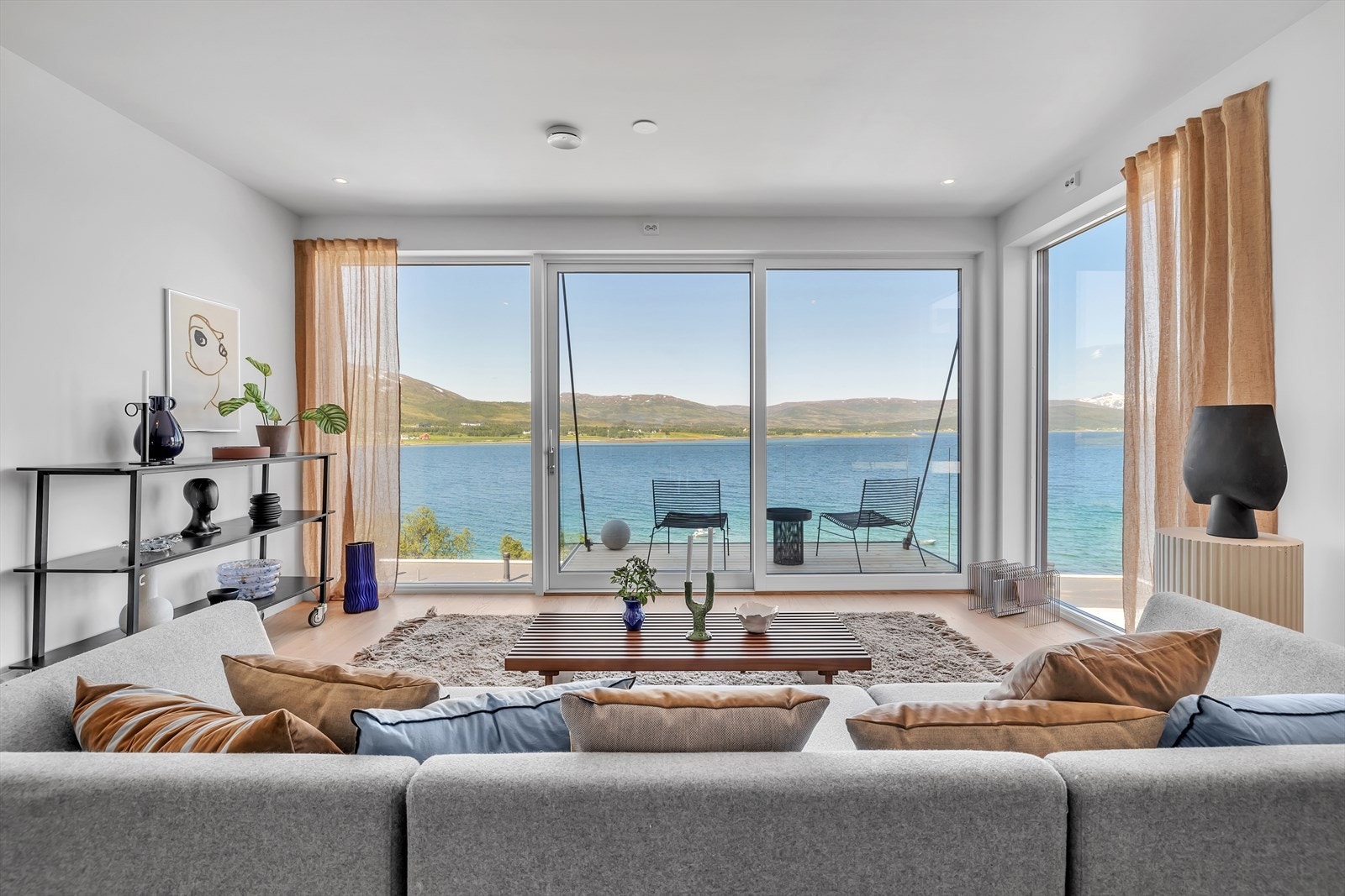 Lys og pen 4-roms leilighet over to plan. Fantastisk havutsikt fra sofakroken. Galleribilde