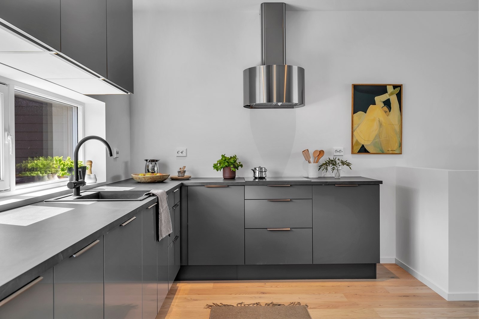 Flott gjennomlys i oppholdsrommet inn i kjøkkenet. Galleribilde