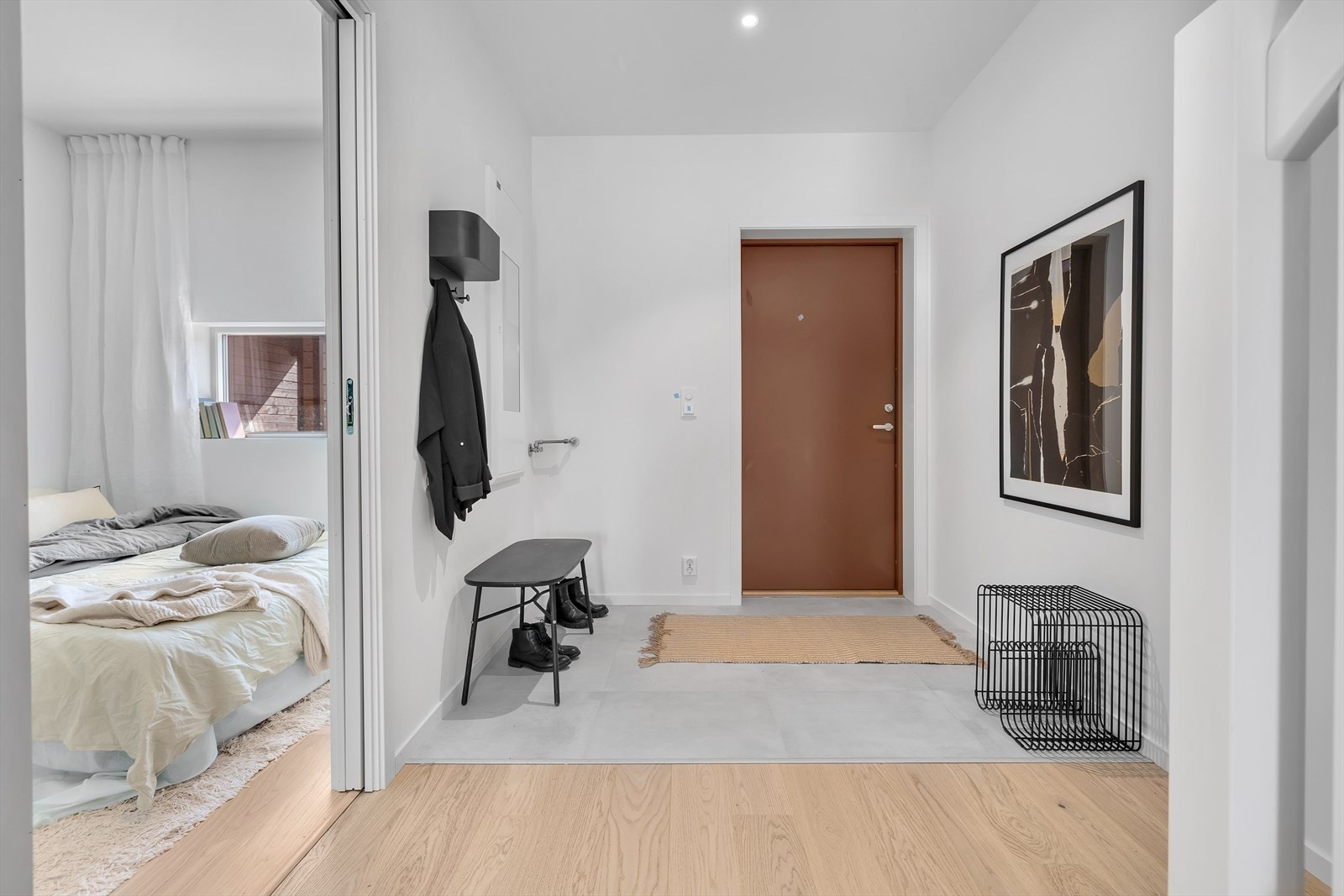 Velkommen inn. Entré med delvis flislagt gulv med varme, resten enstavs parkett. Galleribilde