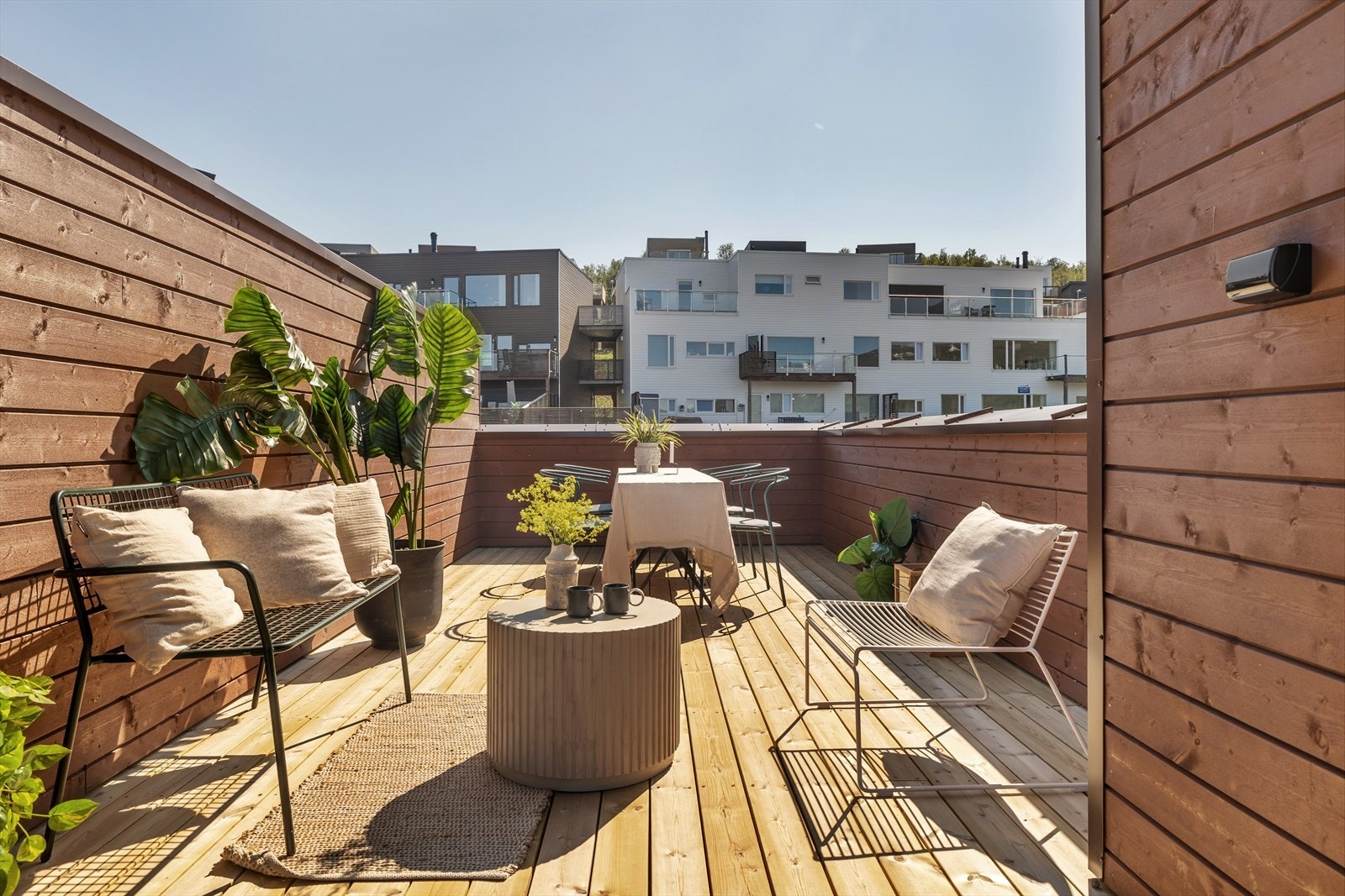 Solrik takterrasse perfekt for måltider ute på varme sommerdager Galleribilde