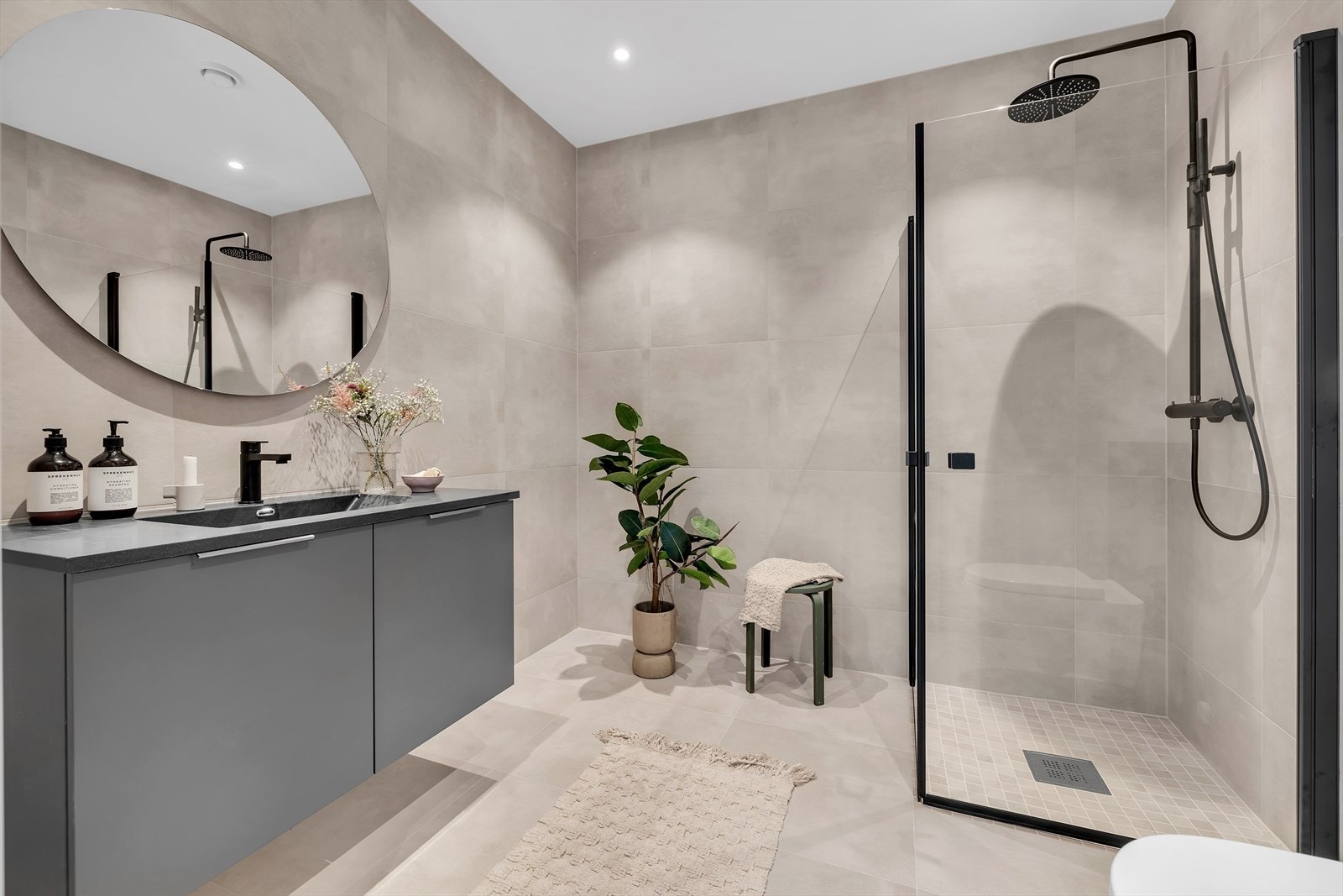 Delikat flislagt bad med flislagt gulv og vegger og moderne interiør Galleribilde