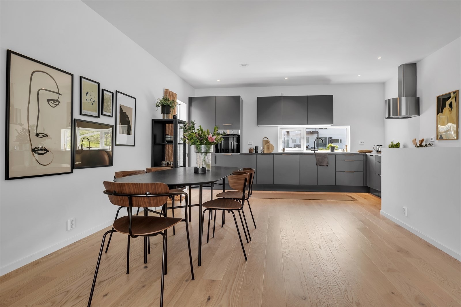 Stort og lyst oppholdsrom med god plass til flere brukssoner. Boligen er stylet på bildene, i dag er leiligheten leiet ut. Galleribilde