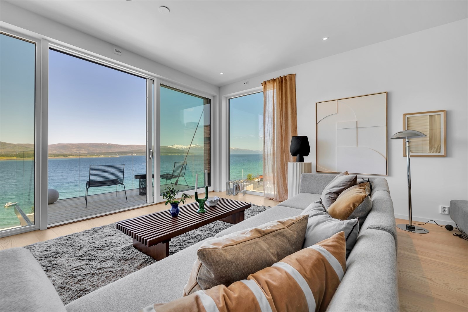 Direkte adkomst til nord-vestvendt veranda med nydelig kveldssol Galleribilde