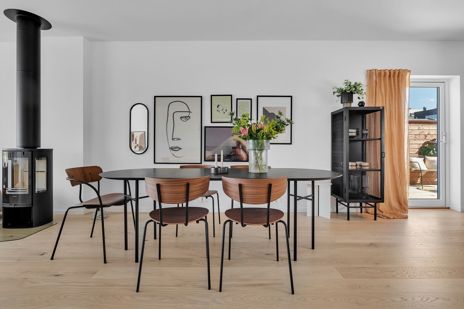 Vedovn sentralt plassert i oppholdsrommet, og god plass til stort spisebord. Adkomst til solrik takterrasse fra kjøkkenet. Galleribilde