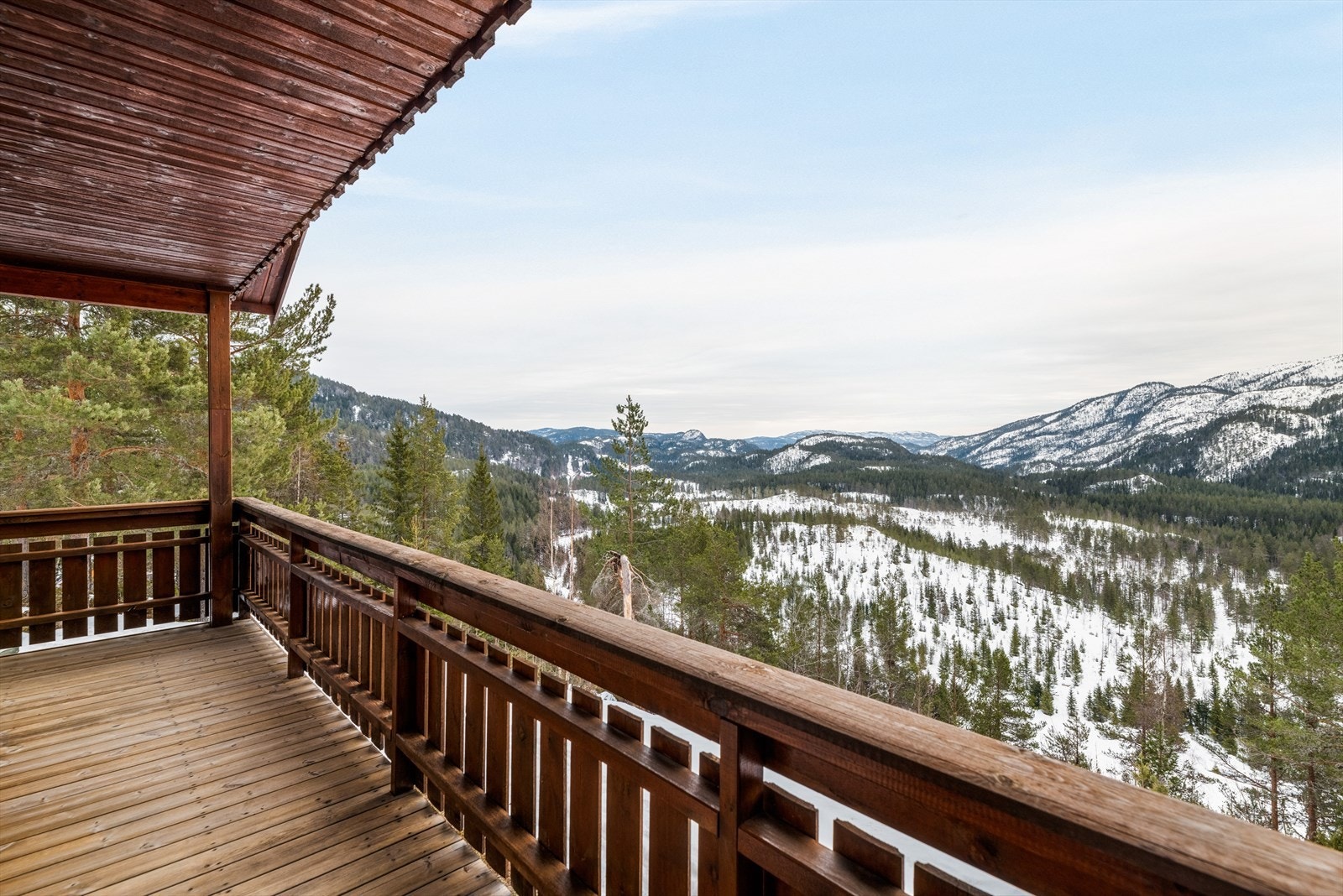 På verandaen kan man sitte å nyte den fantastiske utsikten. Galleribilde