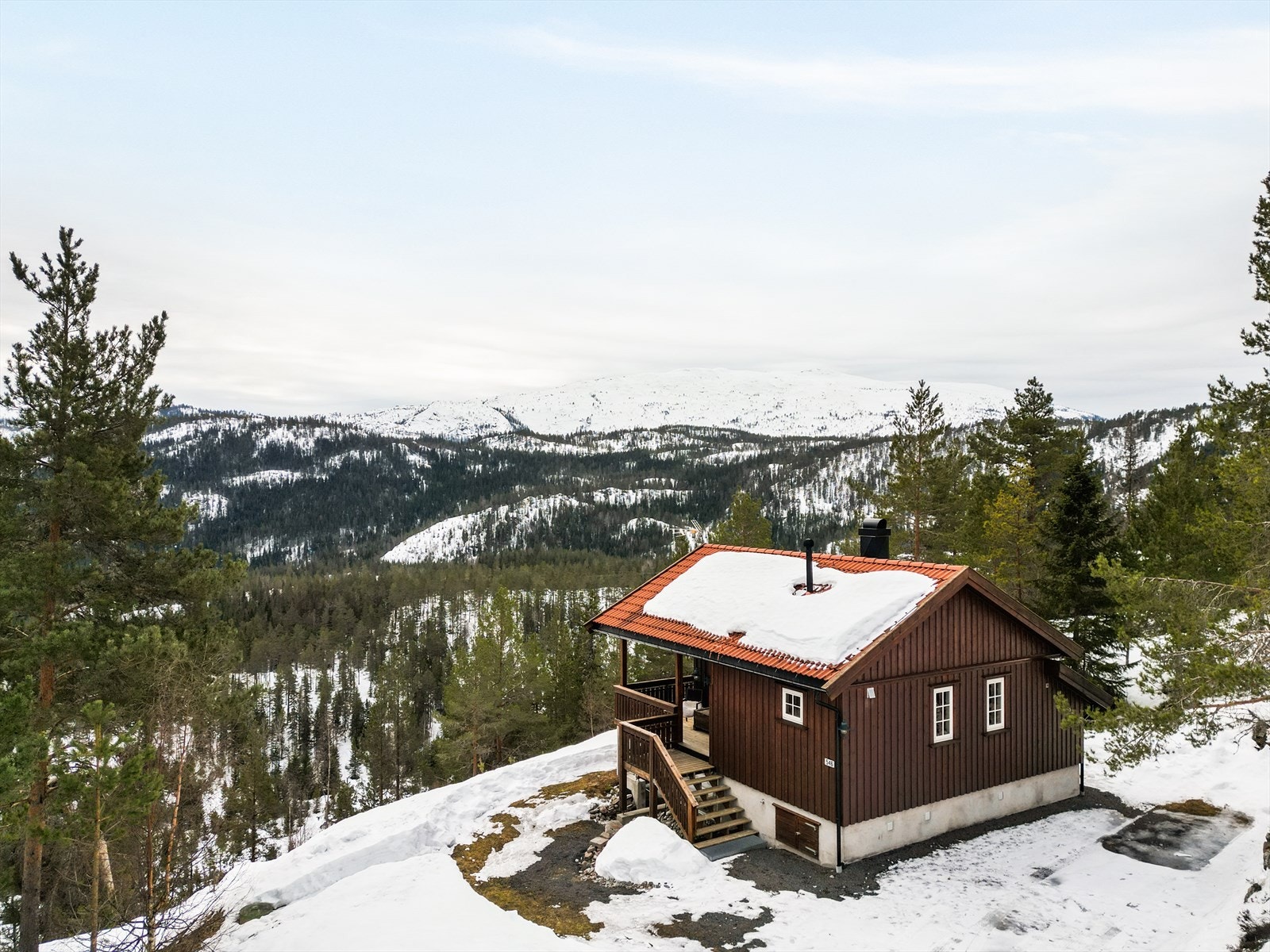 Eiendommen har en 1058,9 kvm stor eiet tomt med naturlig vegetasjon og gruslagt gårdsplass. Det er bilvei helt frem med parkeringsplass. Galleribilde