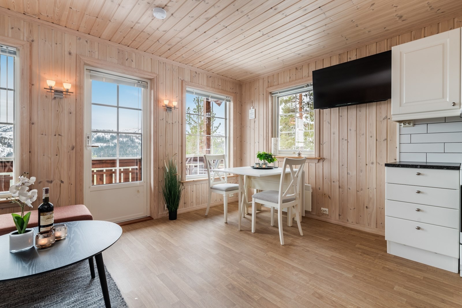 Stuedelen har plass til både sofagruppe og spisebord. Galleribilde