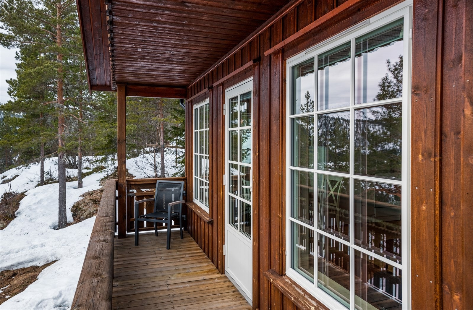 Fra verandaen er det inngang til stue og kjøkken. Velkommen inn! Galleribilde