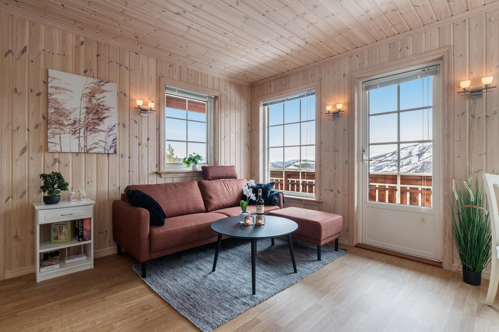 Hytta ligger fredfullt og usjenert til i et lite hyttefelt på Seljordsheii omgitt av flott natur ca. 404 m.o.h. Beliggende høyt og fritt med nydelig utsikt mot Brokefjell og utover Trollbotn Galleribilde