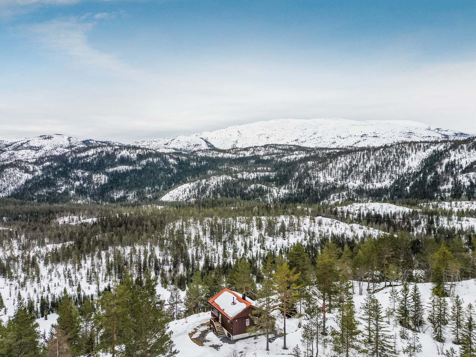 På Seljordsheii ligger også Dalsvatn, en 4 km lang innsjø med fine turmuligheter med båt, kajakk eller en fisketur! I de omkringliggende naturområdene er det også muligheter for turer til fots. Galleribilde