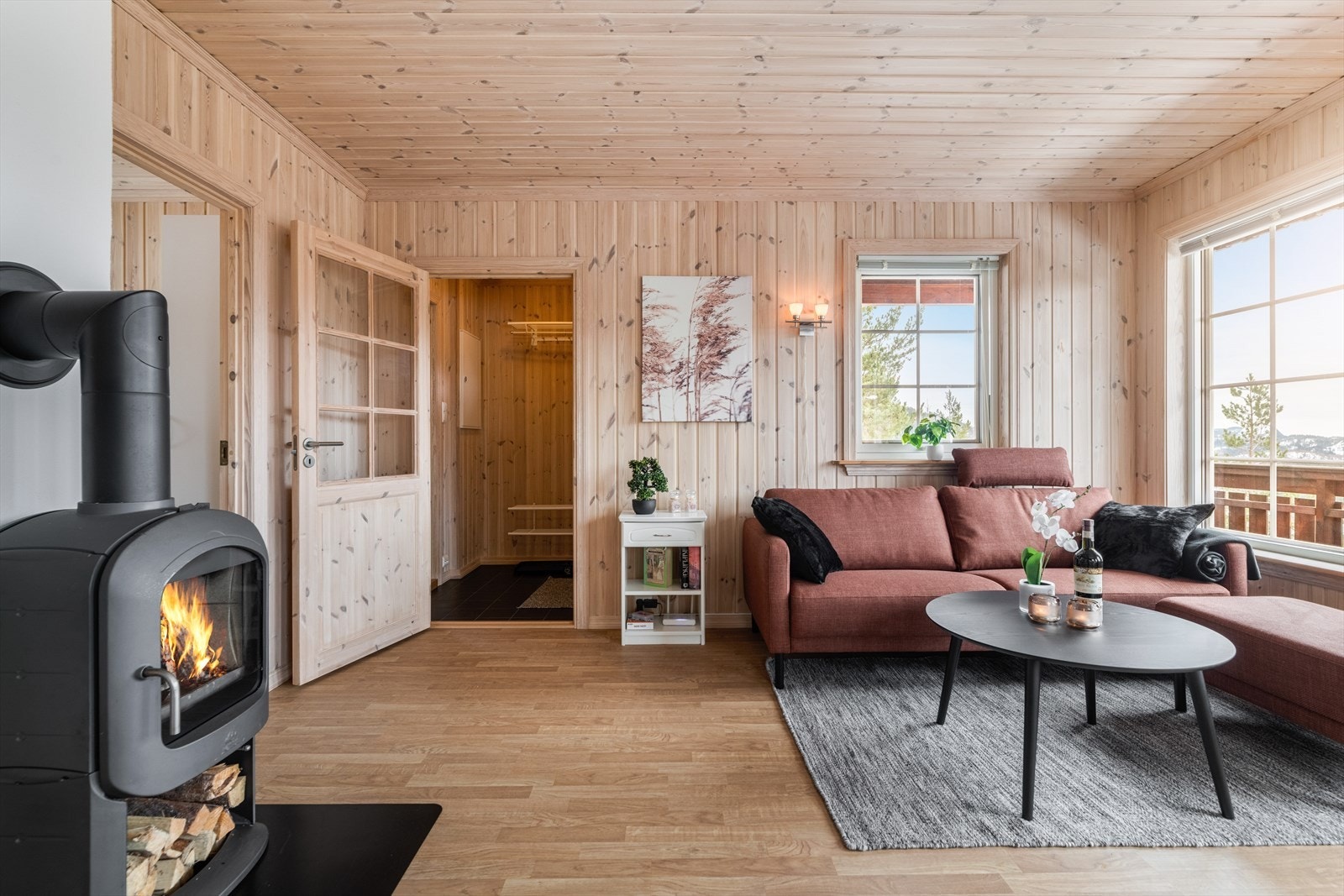 I hytta er det store vindusflater som slipper godt med lys inn og gjør at den flotte utsikten også kan nytes inne fra hytta. Galleribilde