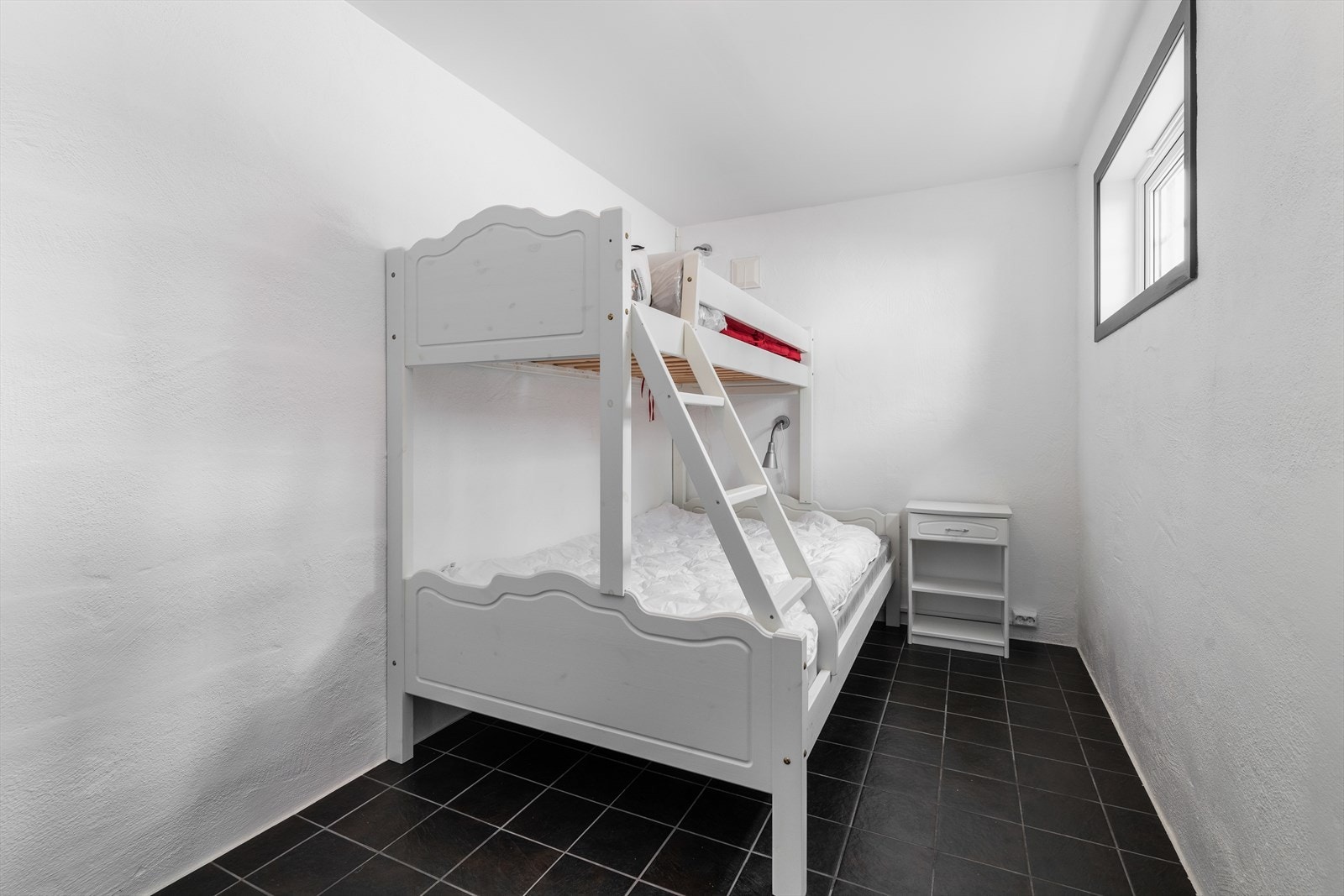 Rommene har flis på gulv og hvitmalte murvegger. Galleribilde