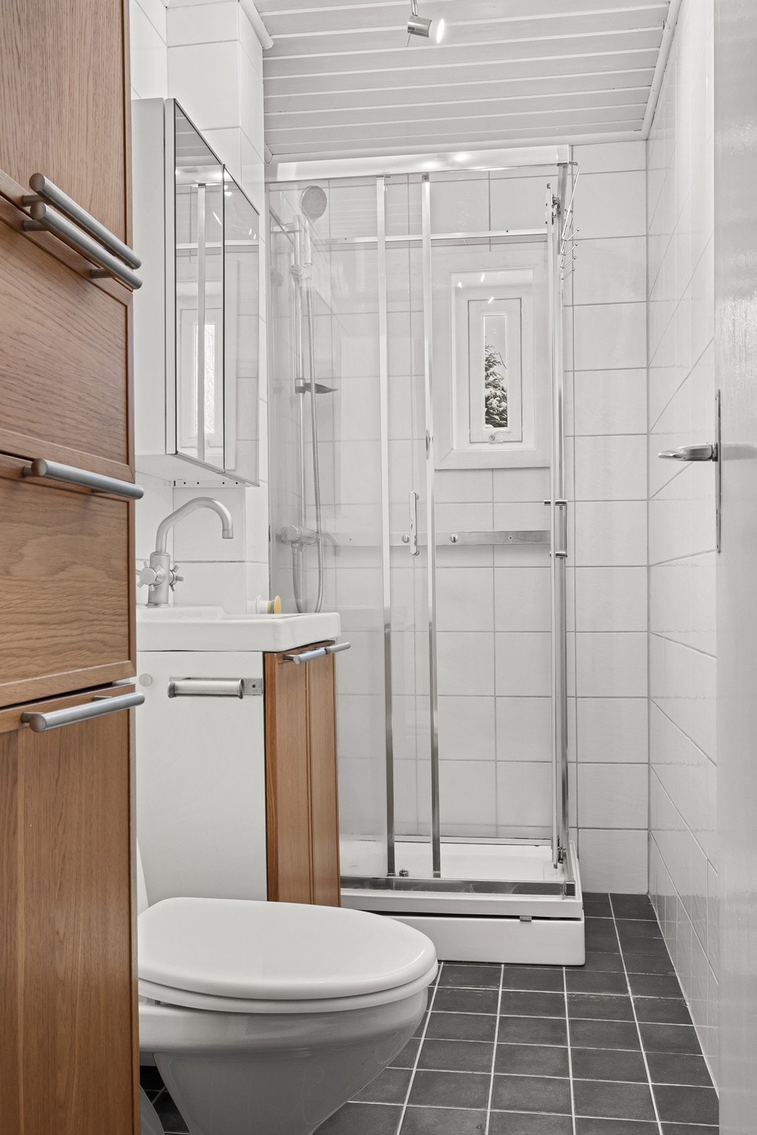 Badet har flislagte overflater og gulvvarme. Klesvasken gjøres i egen maskin i felles vaskekjeller. Galleribilde