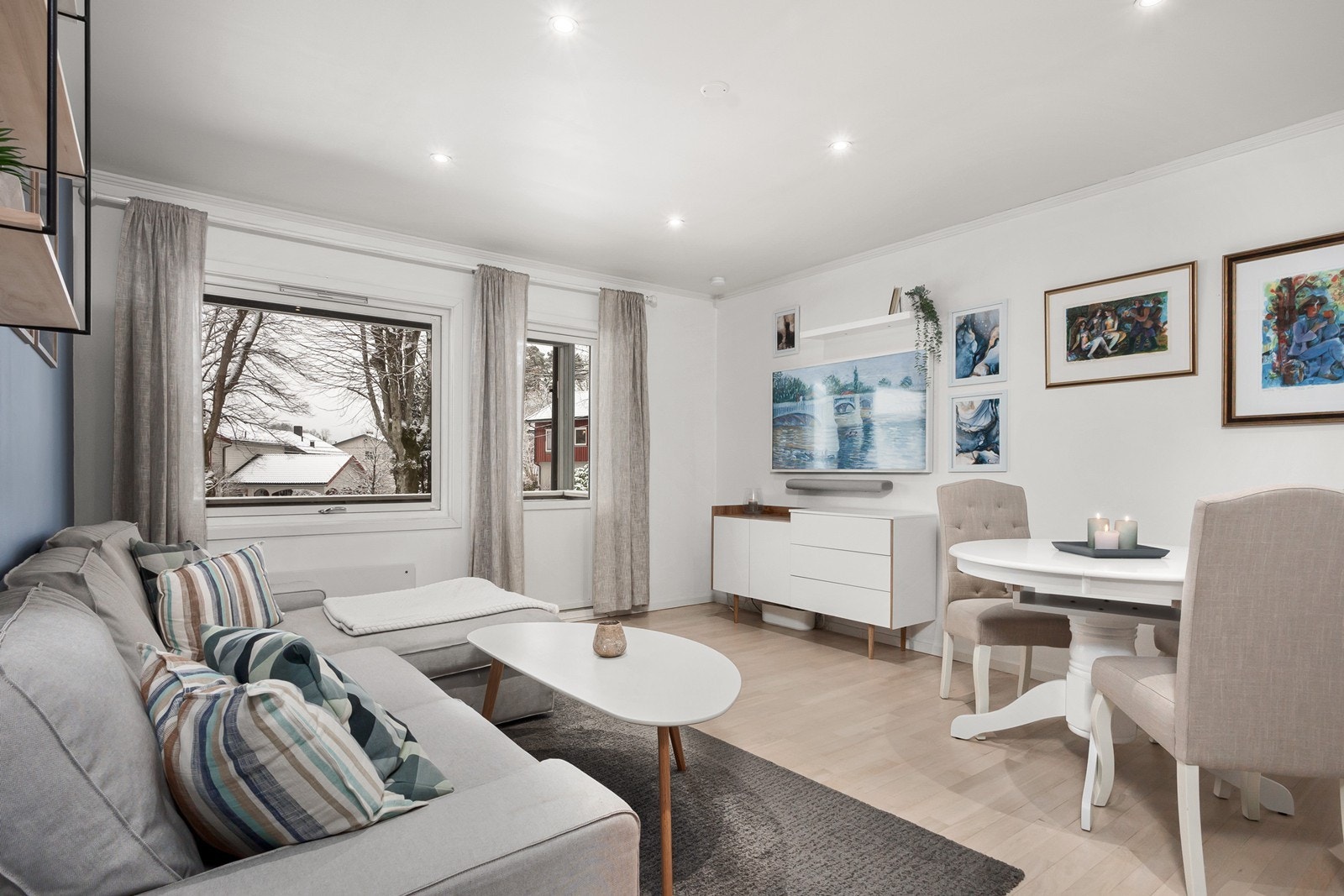 Her er det plass til både sofaløsning og spisebord. Galleribilde