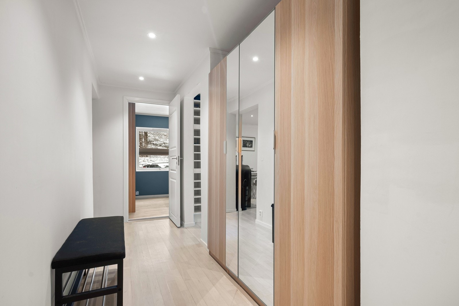 Det er gjennomgående eikeparkett på gulv, slettmalte overflater i moderne farger og downlights i entré og stue. Galleribilde