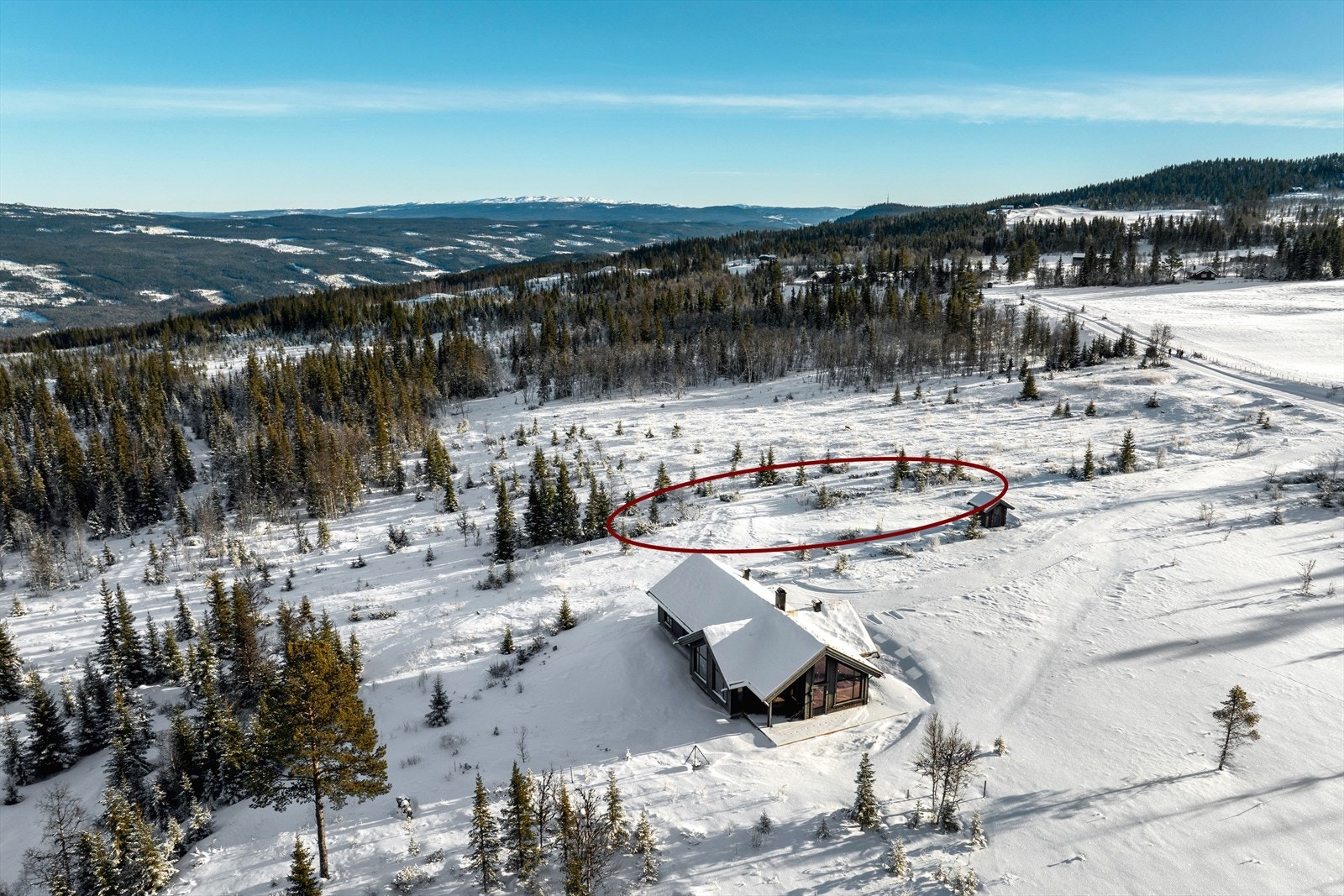 Eiendommen ligger i et nyregulert område bestående av kun to tomter og gir dermed en unik mulighet for hytte utenfor hyttefelt. Galleribilde