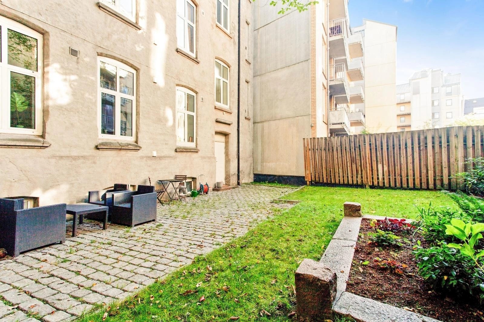 Bakgården på sommeren (2016). Galleribilde