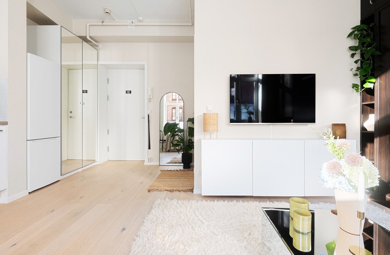 Det er godt med oppbevaringsplass i entréen. Galleribilde