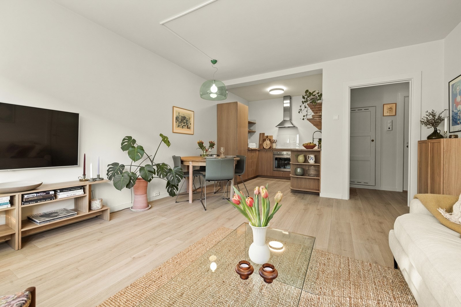 Kjøkkenet er plassert i en sosial åpen løsning mot stuen Galleribilde