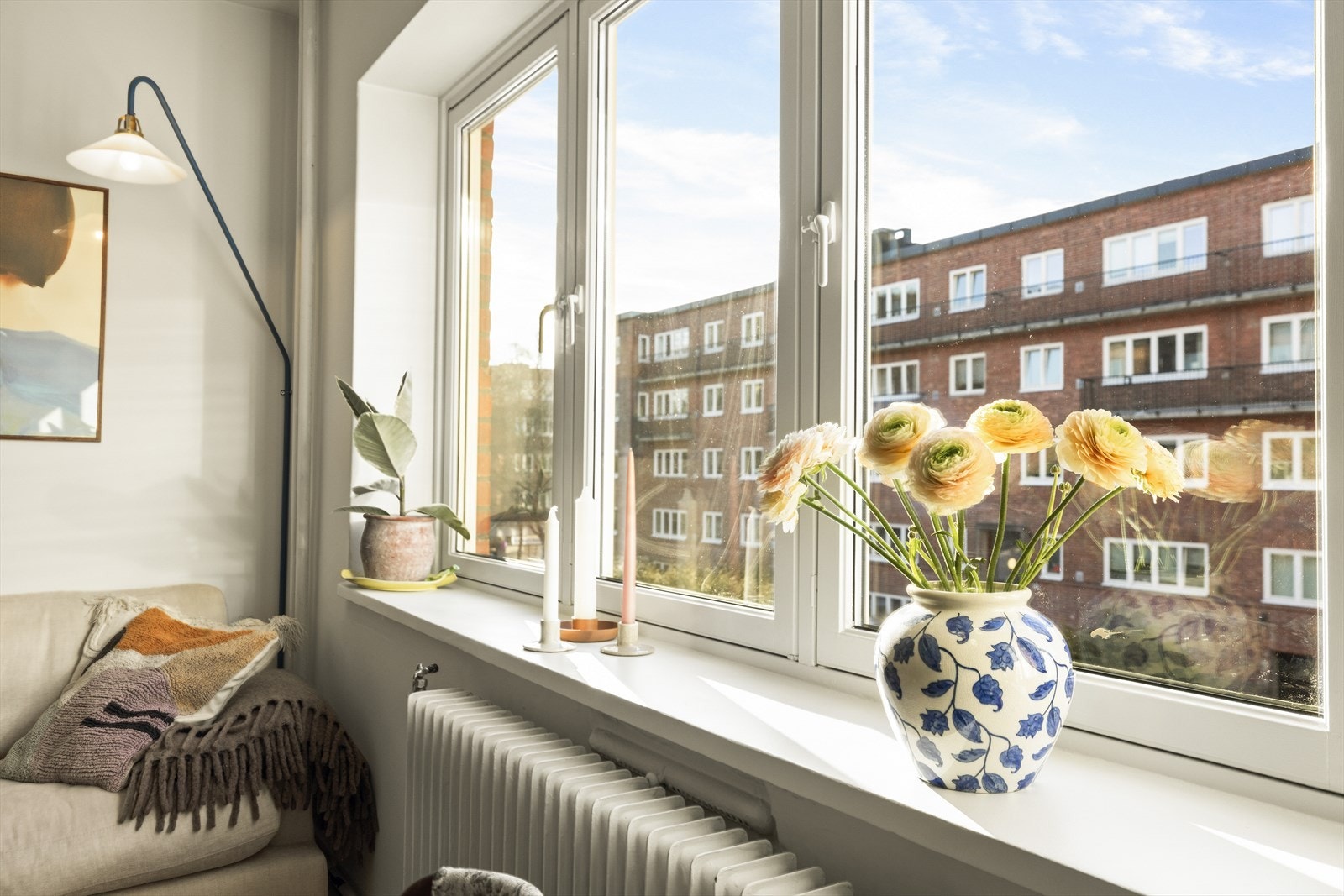 Rikelig med lysinnslipp gjennom store vindusflater Galleribilde