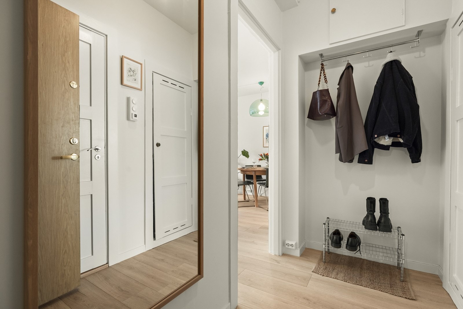 Hyggelig entré med plass til å henge fra seg yttertøy, samt innebygget skap for ekstra oppbevaring Galleribilde