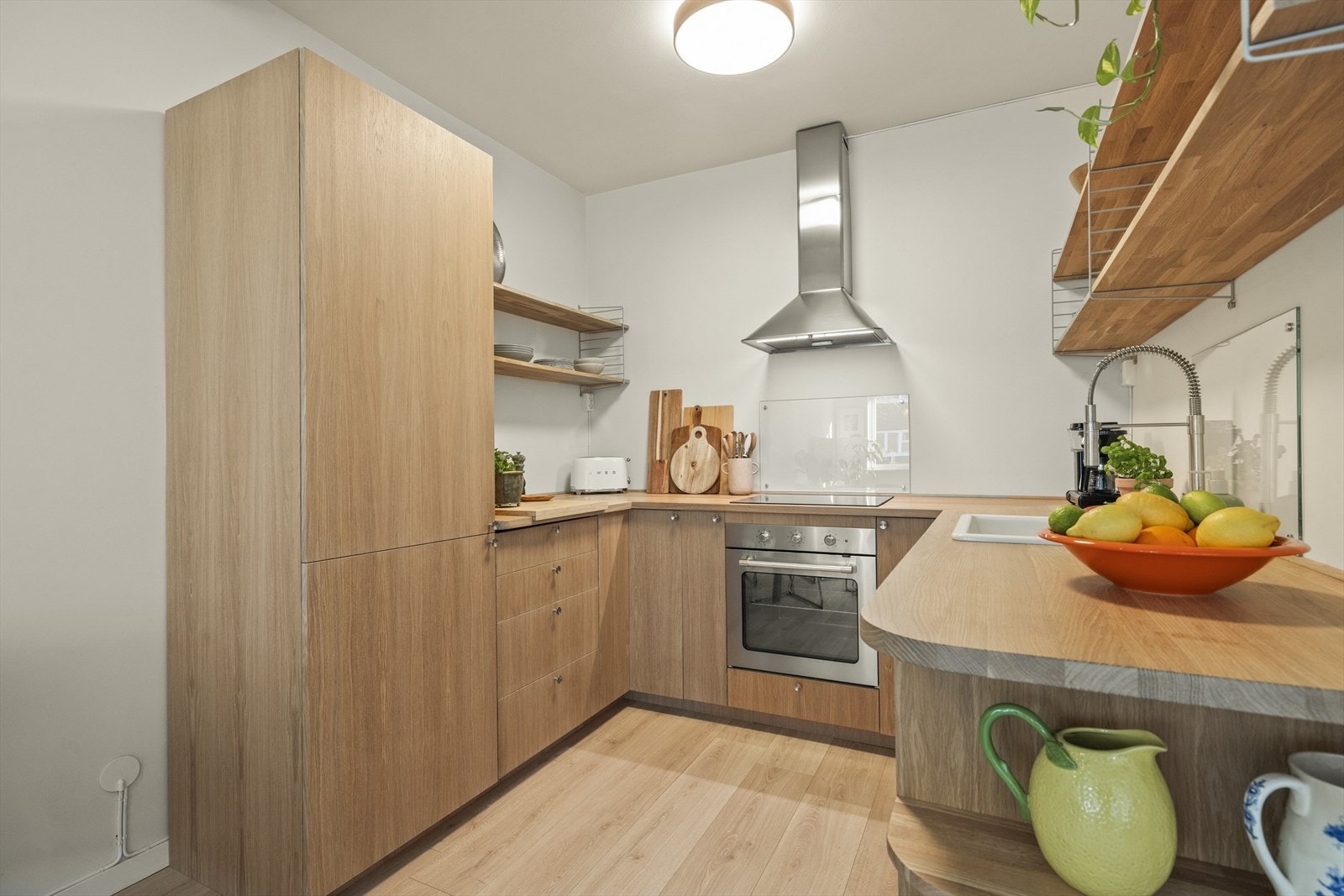 Tidsriktig kjøkkeninnredning fra IKEA med egenproduserte fronter i 2024 Galleribilde