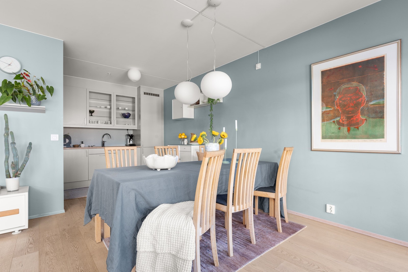 Leilighetens kjøkken er holdt i en sosial åpen løsning mot stuen, noe som skaper et naturlig og fint samlingspunkt i boligen. Galleribilde