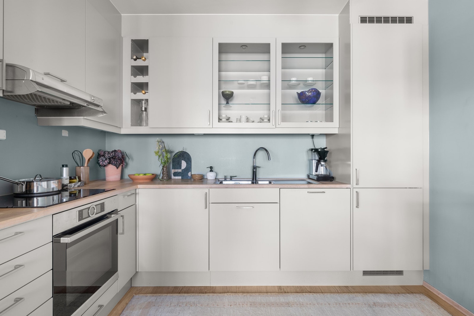 Den gode benkeplassen gjør det enkelt å diske opp lekre retter. Det er rikelig med oppbevaringsplass i både skuffer og skap. Galleribilde