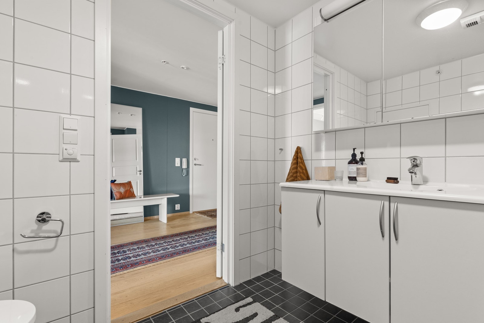 Innredningen består av vegghengt servantinnredning med servant. Over servanten er det et praktisk speilskap med belysning. Galleribilde