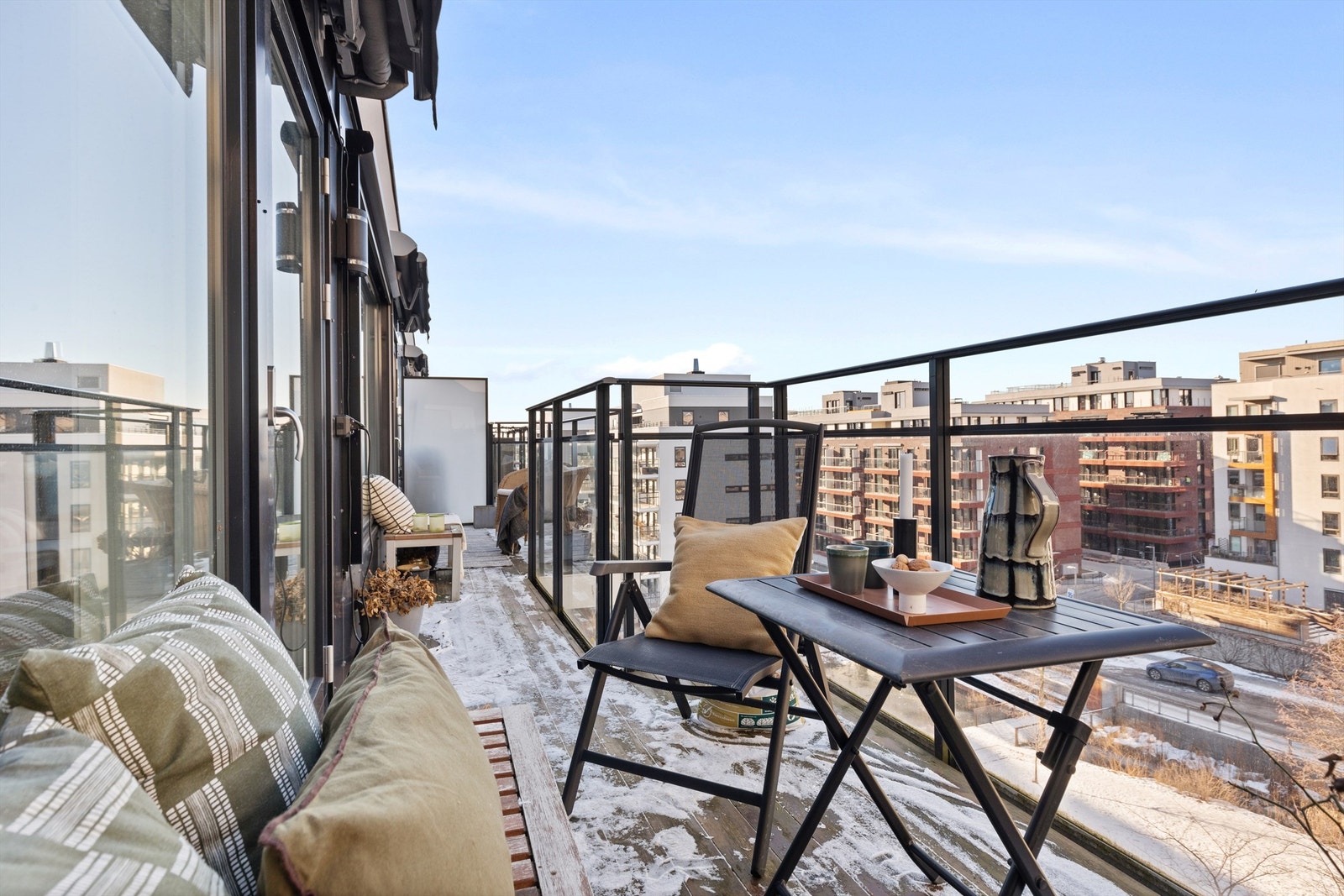 Fra stuen er det utgang til leilighetens nordvestvendte balkong på ca. 14 kvm Galleribilde