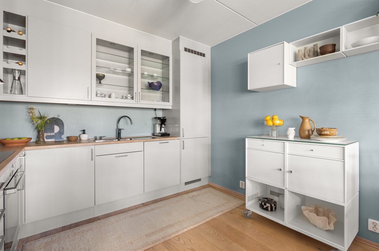 Hvitevarene er sømløst integrert i innredningen og består av induksjonstopp, stekeovn, oppvaskmaskin og kjøl/fryseskap. Det montert waterguard og komfyrvakt. Galleribilde