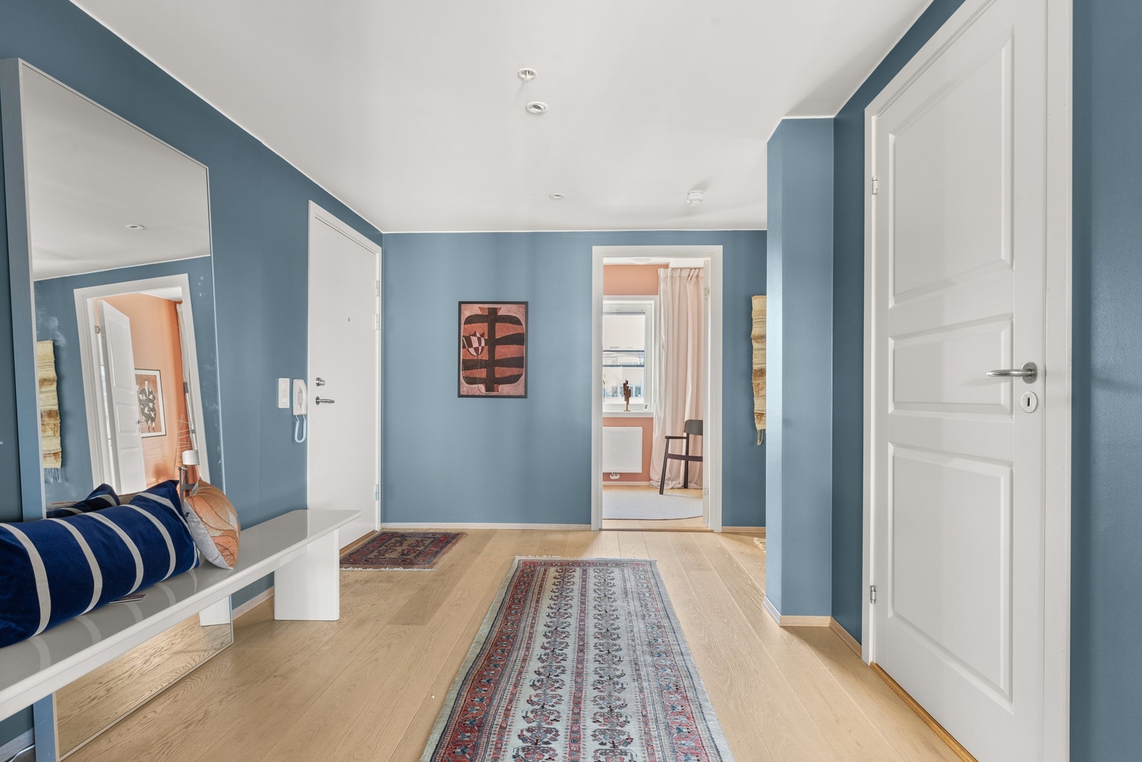 Entréen knytter boligens rom fint og sømløst sammen Galleribilde