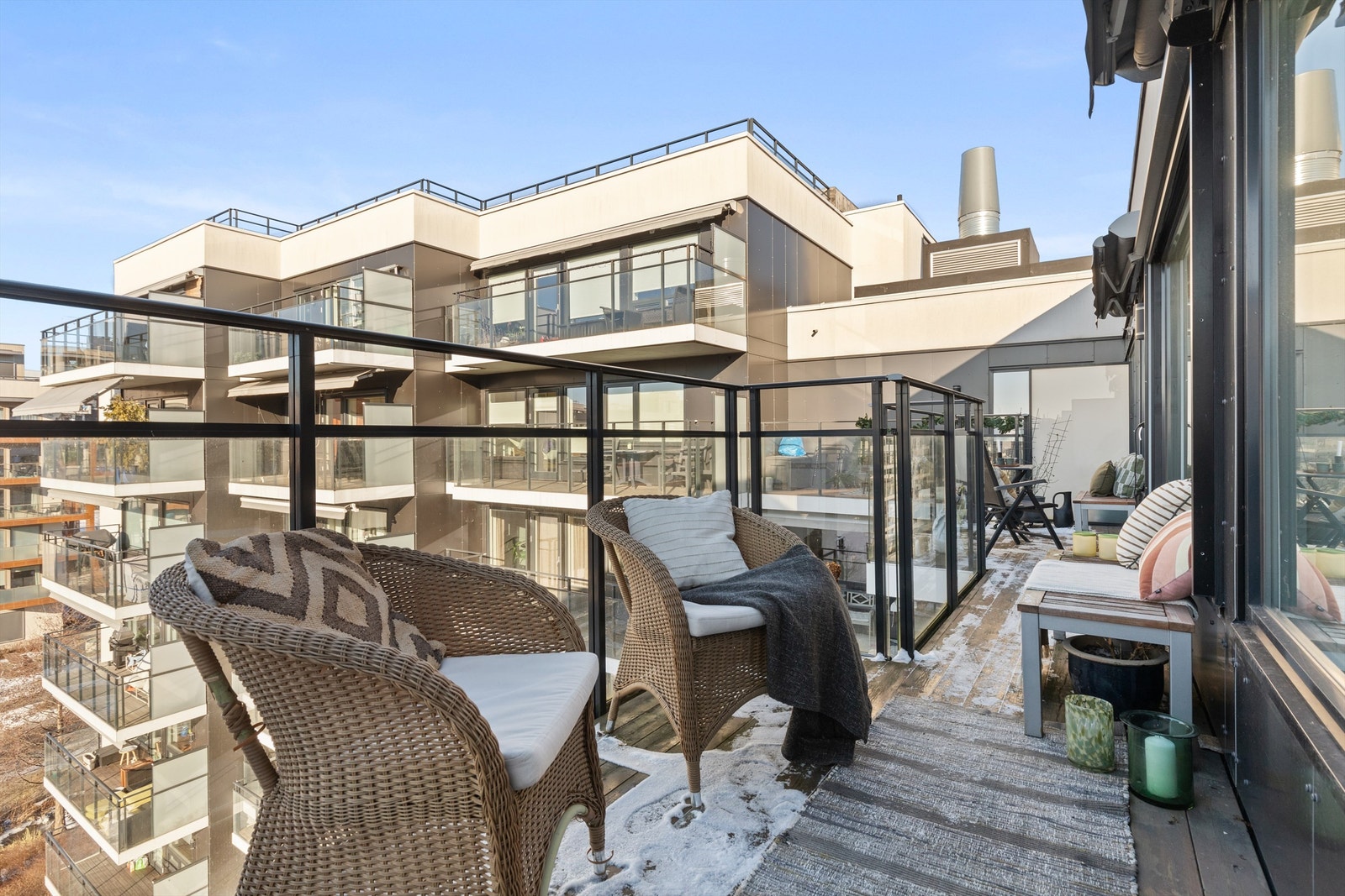 Balkongens størrelse gir deg gode muligheter for å nyte sommerens varme dager i en lun sittegruppe Galleribilde