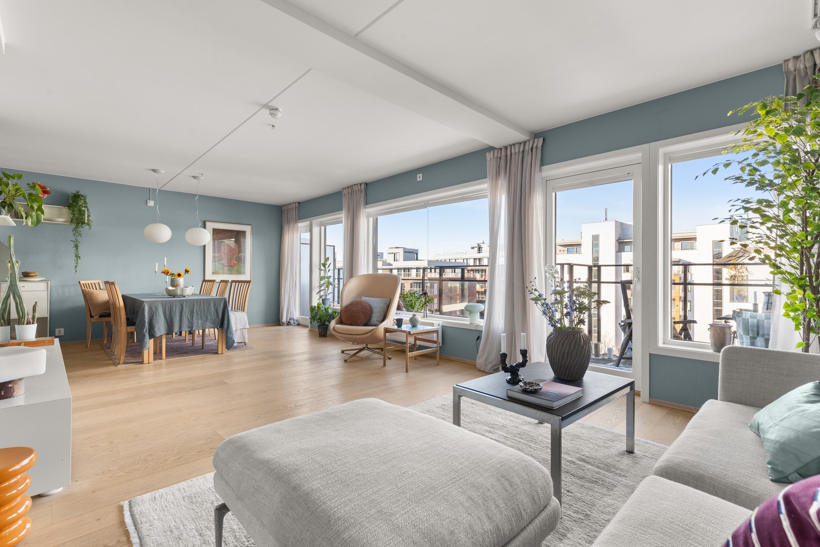 Krogsveen v/Simen Grevskott har gleden av å presentere denne moderne og attraktive 3(4)-roms* toppleiligheten beliggende med to romslige balkonger Galleribilde