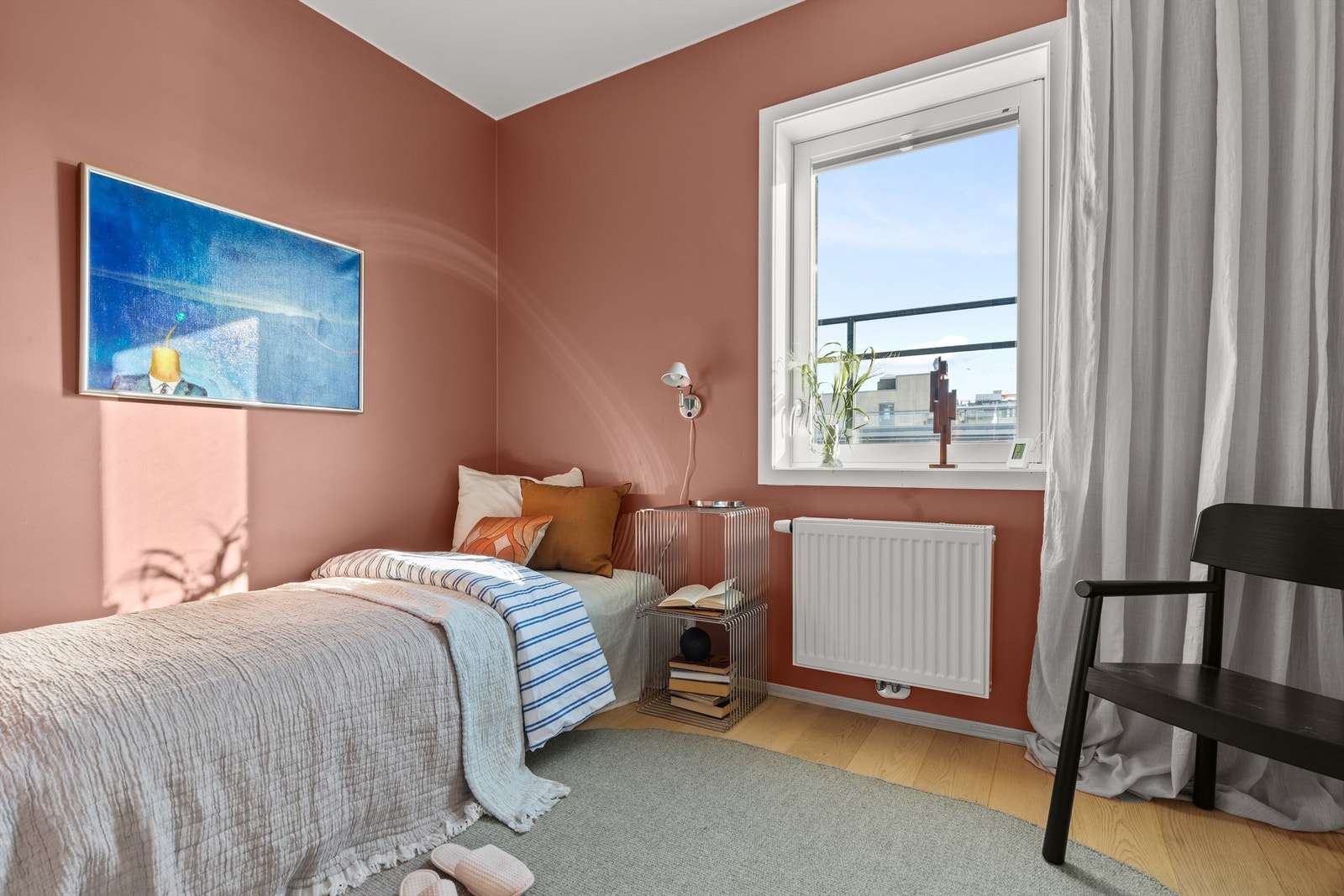 Boligens andre soverom er også av god størrelse og passer ypperlig som barnerom, gjesterom eller kontor Galleribilde